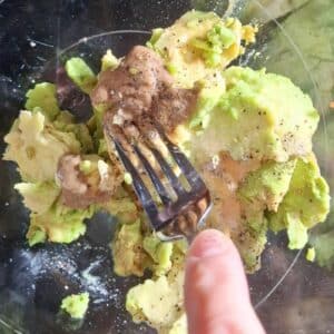 Avocado Toast vegan ohne Brot 15 Avocado mit Gabel zerdrückt und gewürzt.