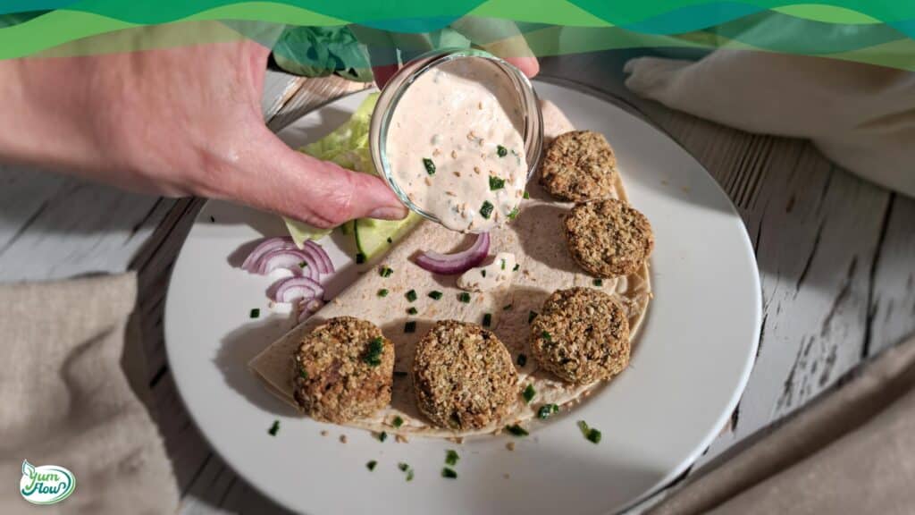 Falafel Rezept Low Carb 19 Falafel Rezept Low Carb mit Soße auf Teller