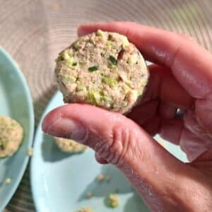 Falafel Rezept Low Carb 16 Hand hält Falafel-Bällchen aus Gemüse