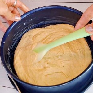 Veganer Frau Holle Kuchen wird gebacken und Teig in Form gefüllt