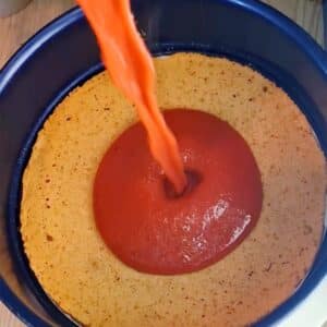 Veganer Frau Holle Kuchen wird gebacken und Erdbeerfüllung in Form gefüllt