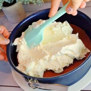 Veganer Frau Holle Kuchen wird gebacken und Sahne aufgetragen