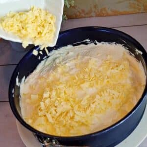 Veganer Frau Holle Kuchen wird gebacken und Schokostreusel drauf gegeben