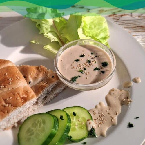 Tahini Sauce vegan 4 Tahini Sauce mit Fladenbrot und Gurken