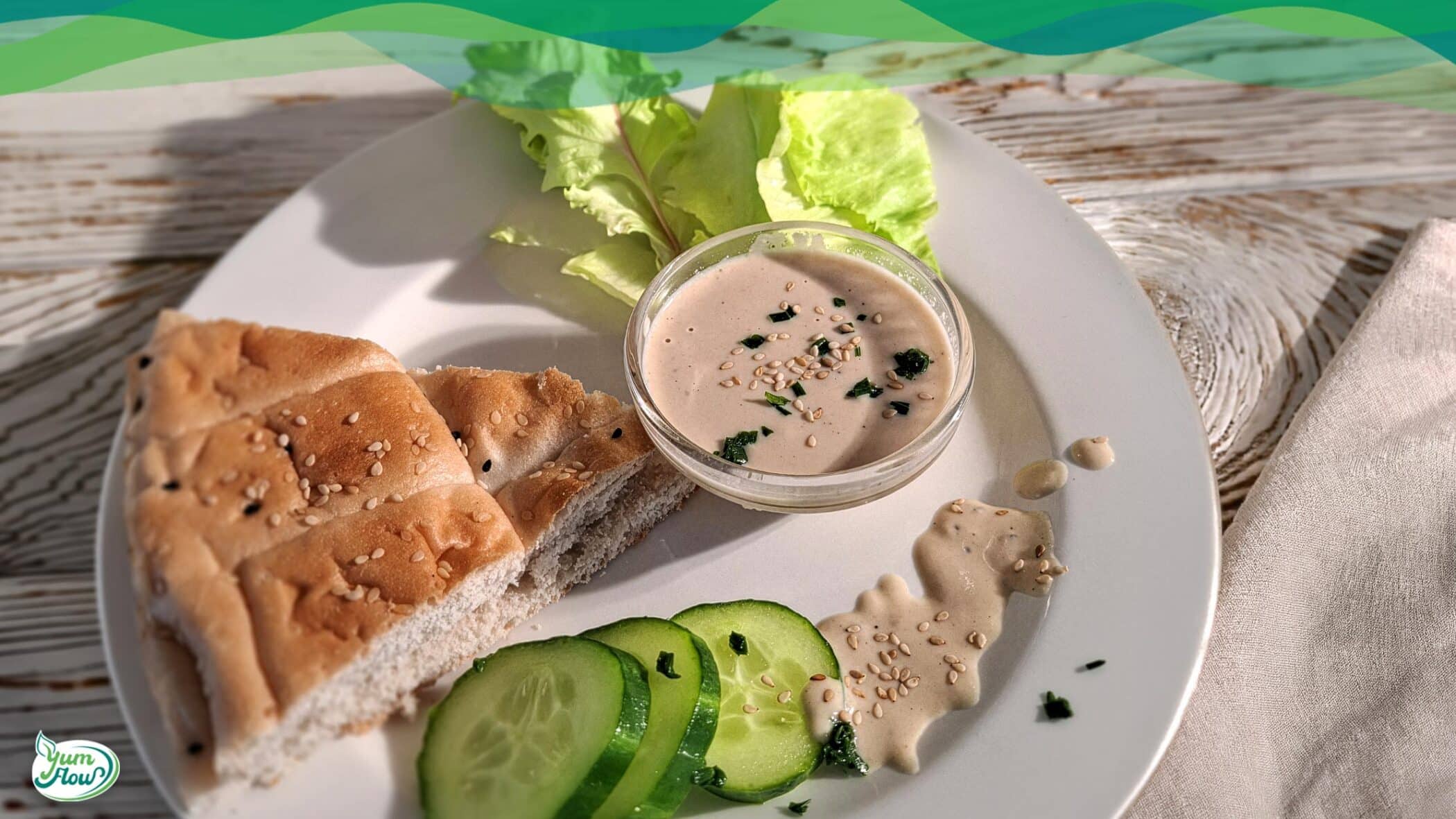 Tahini Sauce vegan 11 Tahini Sauce mit Fladenbrot und Gurken