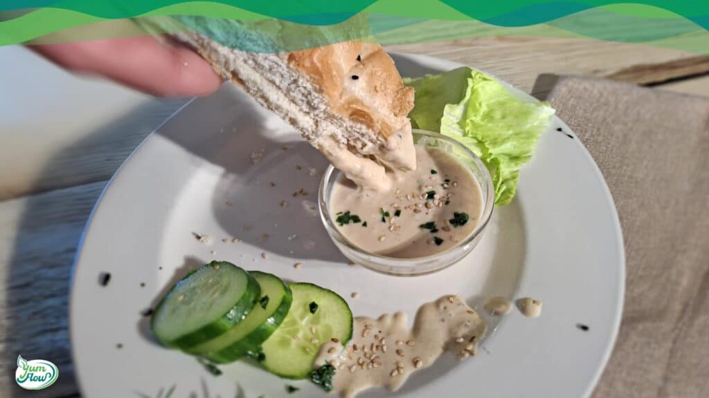 Tahini Sauce vegan 15 Tahini Dressing mit Brot und Gemüse