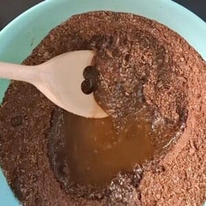 Vegane Himbeertorte 14 Schokoladenteig mit Flüssigkeit vermischt