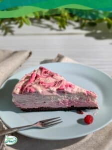 Vegane Himbeertorte 12 Vegane Himbeertorte ohne Backen auf einem Teller