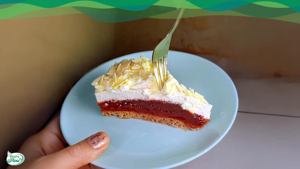 Ein Stück Veganer Frau Holle Kuchen auf einem Teller