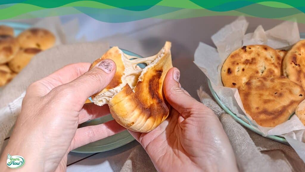 Gefülltes Pfannenbrot wird aufgemacht und darin ist pflanzlicher Mozzarella