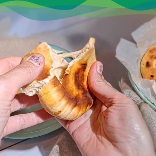 Gefülltes Pfannenbrot ohne Hefe 1 Gefülltes Pfannenbrot wird aufgemacht und darin ist pflanzlicher Mozzarella