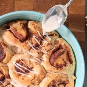 Vegane Zimtschnecken 19 Vegane Zimtschnecken mit Glasur verzieren