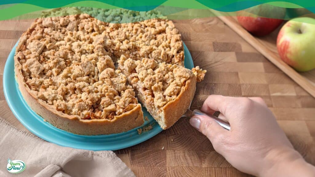 Apfelstreusel mit Pudding wird serviert