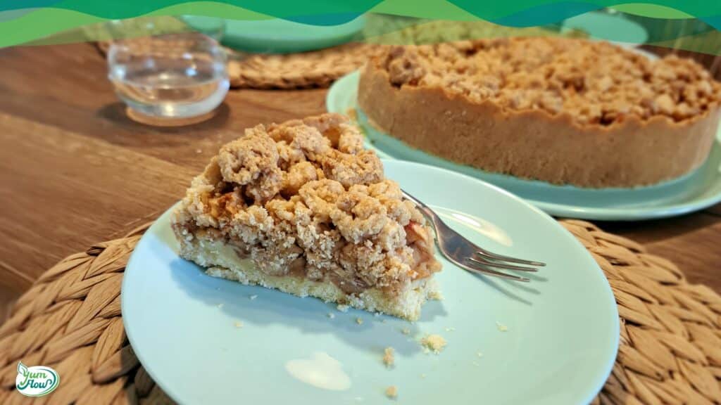 Apfel-Streusel-Kuchen mit Pudding 21 Apfelstreusel Kuchen auf Teller