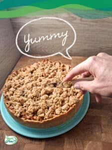 Apfel-Streusel-Kuchen mit Pudding 13 Apfelstreusel Kuchen wird angeschnitten