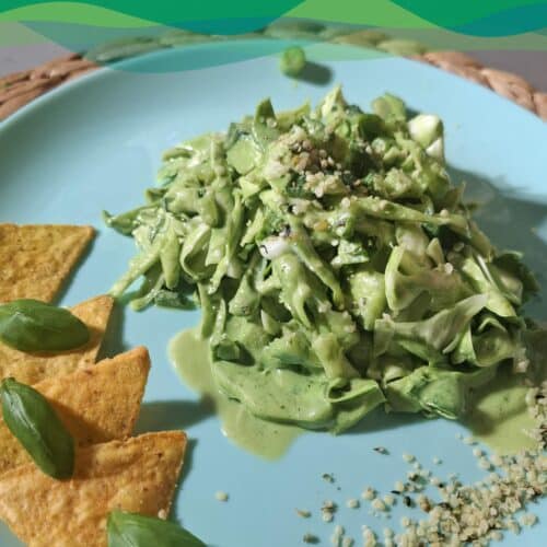 Green Goddess Salat 1 Green Goddess Salat mit Taco Chips auf Teller