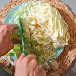 Green Goddess Salat 15 Kraut wird geschnitten für Green Goddess Salat