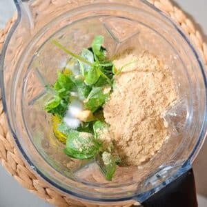 Green Goddess Salat 16 Dressing wird gemixt für Green Goddess Salat