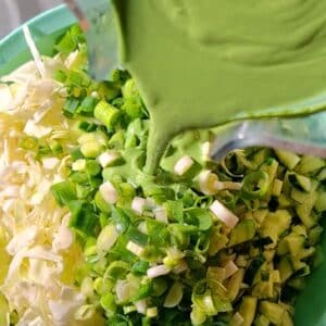Green Goddess Salat 17 Veganes Dressing wird auf Green Goddess Salat gegossen