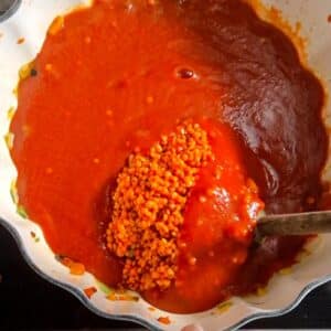 Linsenbolognese 16 Linsen kommen in die Tomatensauce