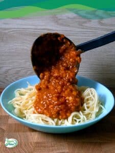 Linsenbolognese 12 Linsenbolognese wird angereichtet