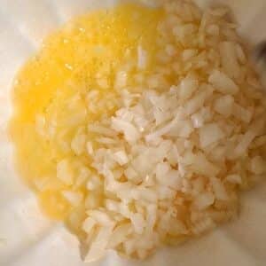 Vegane Rahmsauce 15 Zwiebeln anbraten für die vegane Rahmsauce