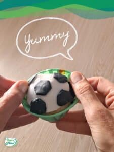 Fußball Muffins 13 Fußball Muffins vegan für Kindergeburtstag