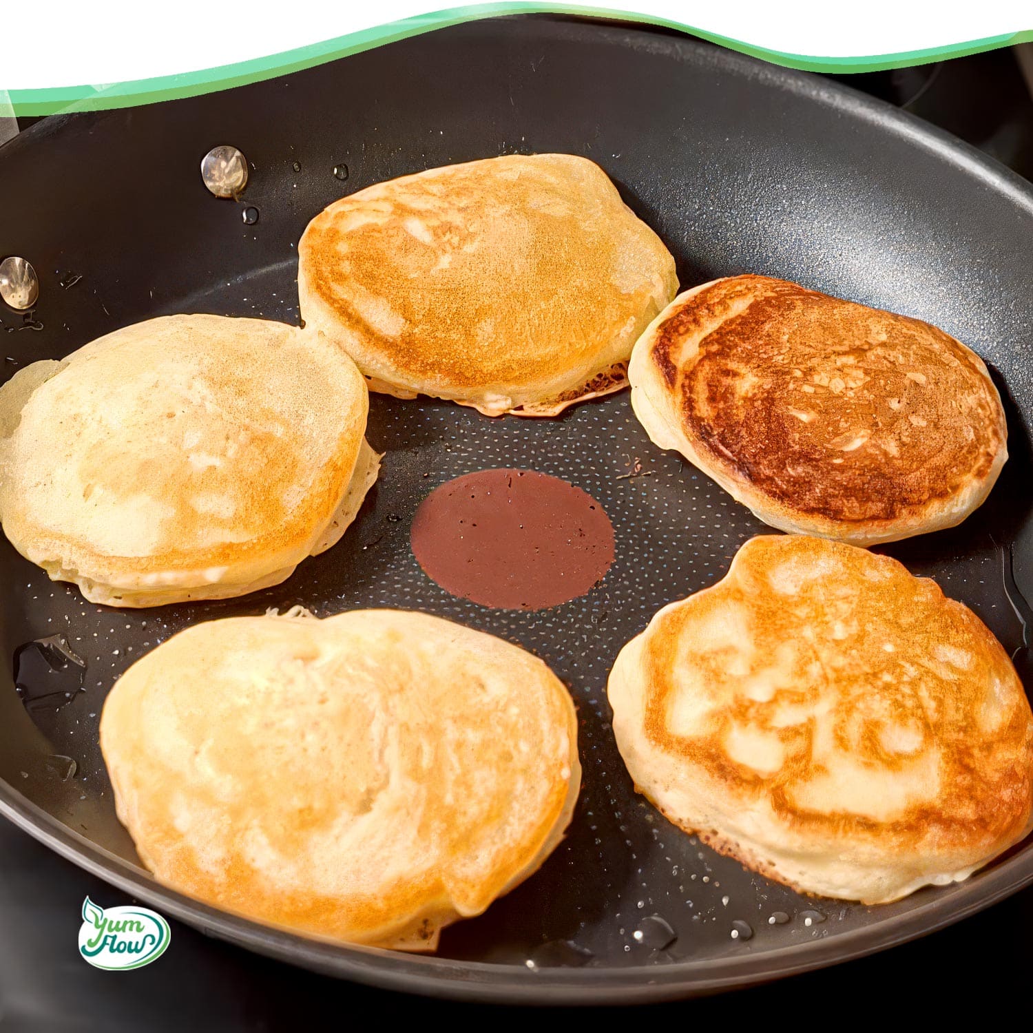 Vegane Pancakes 14 vegane Pancakes in der Pfanne