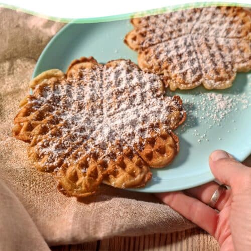 Vegane Waffeln 4 vegane Waffeln gebacken und auf einem Teller