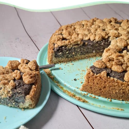 Veganer Mohnkuchen 1 veganer Mohnkuchen angeschnitten
