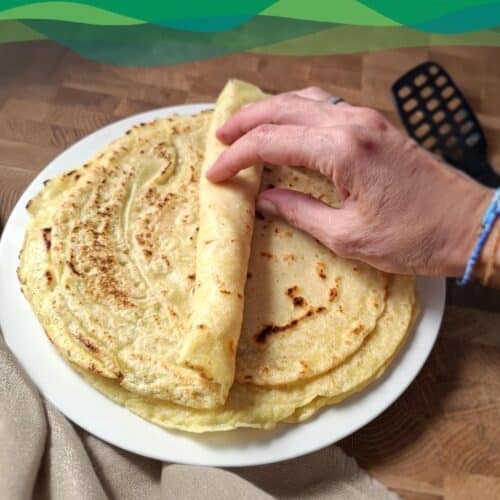 Vegane Pfannkuchen 1 veganer Pfannkuchen wird gerollt