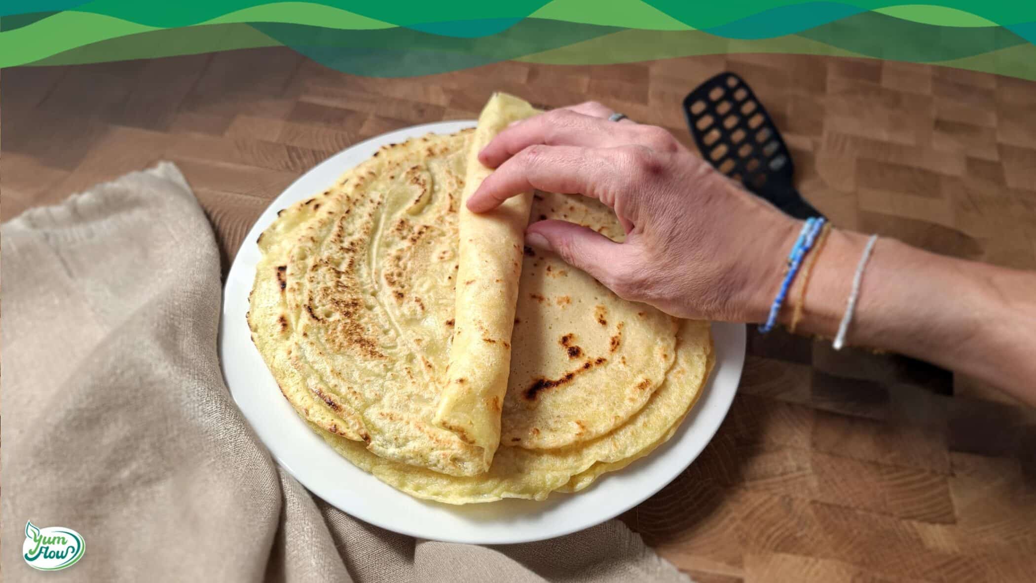 Vegane Pfannkuchen 1 veganer Pfannkuchen wird gerollt